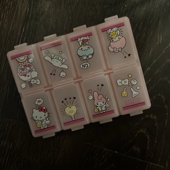 Hello Kitty pillbox organizer - Picture 2 of 3